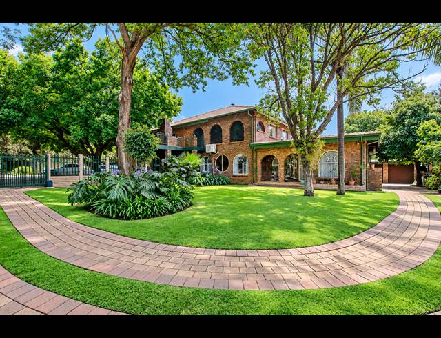 6 BEDROOM FREEHOLD FOR SALE IN ELOFFSDAL